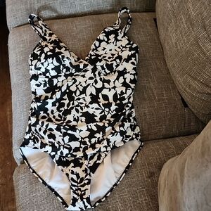⭐️3/$20 Black and White Floral  One Piece Swimsuit By Ralph Lauren Sz 14